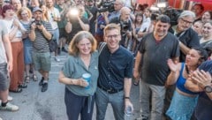 Strahlende Gesichter: Robert Krotzer Arm in Arm mit Elke Kahr am Wahlabend.