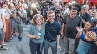 Strahlende Gesichter: Robert Krotzer Arm in Arm mit Elke Kahr am Wahlabend.
