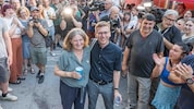 Strahlende Gesichter: Robert Krotzer Arm in Arm mit Elke Kahr am Wahlabend.