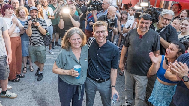 Strahlende Gesichter: Robert Krotzer Arm in Arm mit Elke Kahr am Wahlabend.