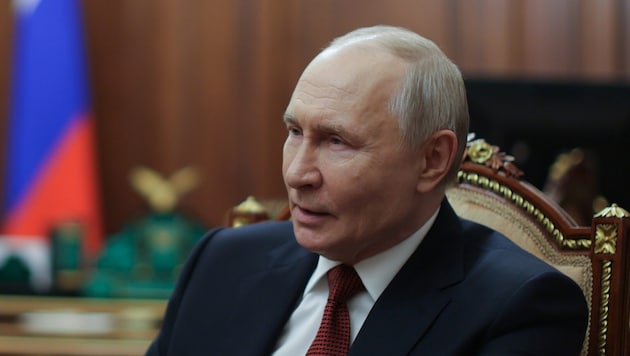 Der russische Präsident Wladimir Putin gibt sich trotz der jüngsten Rückschläge im Ukraine-Krieg ...