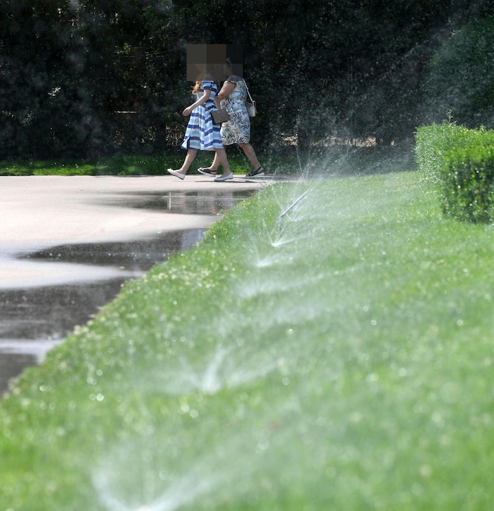 In Parks wie etwa dem Volksgarten sorgen Sprinkleranlagen für Abkühlung.