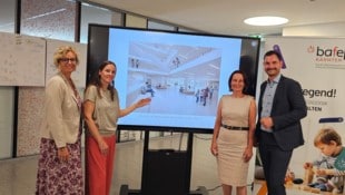 Barbara Graber, Sandra Janser, Isabella Penz  und Peter Reichmann mit dem Bildungscampuses, der ...