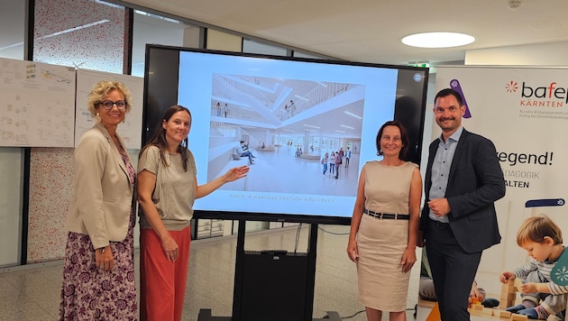 Barbara Graber, Sandra Janser, Isabella Penz und Peter Reichmann mit dem Bildungscampuses, der ...