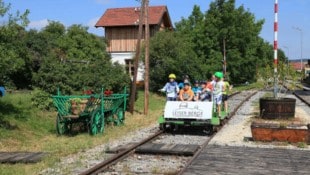 Gemeinsam Radfahren auf Schienen  