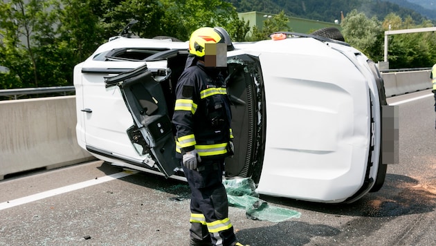 Aus diesem Auto musste der Fahrer befreit werden.