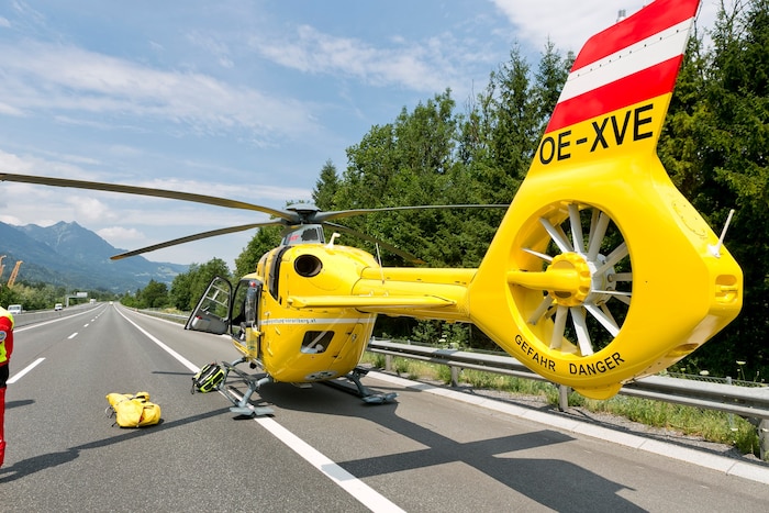 Der Heli landete auf der Autobahn.