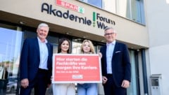 Reisch (li.) und Brunner mit engagierten Spar-Lehrlingen