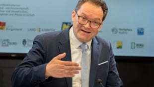 Landwirtschaftsminister Norbert Totschnig (ÖVP) sprach in Linz davon, den Bodenverbrauch pro Tag ...