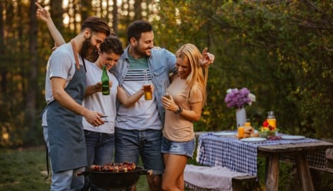 Die lauen Abende verbringt man nun gerne draußen und mit Freunden.