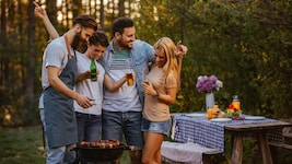 Die lauen Abende verbringt man nun gerne draußen und mit Freunden.