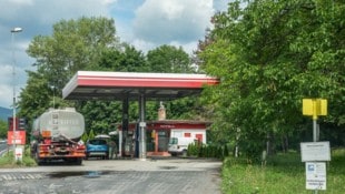 Ein Schild (rechts im Bild) weist zwar darauf hin, dass hier die bloße Durchfahrt verboten ist, ...