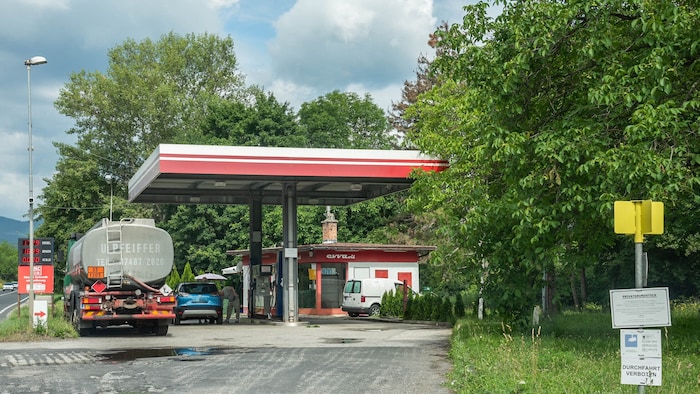 Ein Schild (rechts im Bild) weist zwar darauf hin, dass hier die bloße Durchfahrt verboten ist, ...