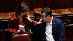 Eugenia Roccella (hier mit Matteo Salvini) bangt um ihren Ehemann.