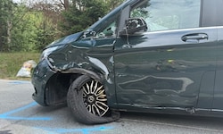 Beide Fahrzeuge wurden schwer beschädigt.