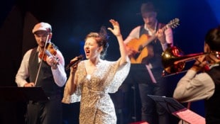 Die Sängerin Clara Montocchio wandelt mit dem Klezmore Orchestra zwischen neuer und alter Welt.
