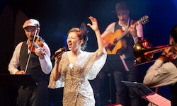 Die Sängerin Clara Montocchio wandelt mit dem Klezmore Orchestra zwischen neuer und alter Welt.
