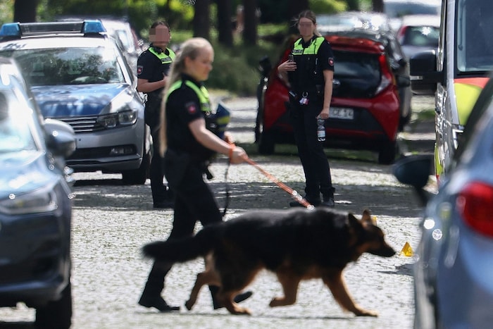 Die Polizei arbeitet mit Hunden am Tatort.