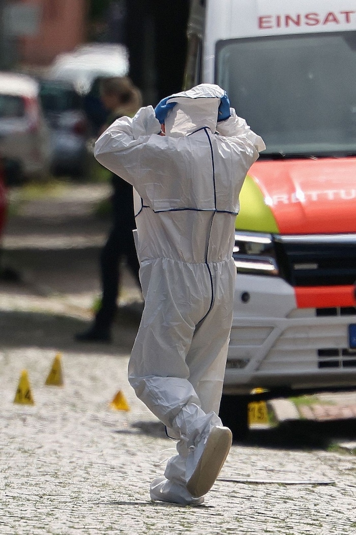 Ein Kriminalpolizist sichert Spuren am Tatort.