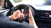 Die Handynutzung während der Autofahrt ist kein Kavaliersdelikt. Deshalb gelten in Österreich ...