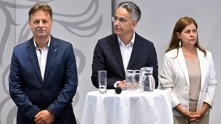 René Apfelknab (FPÖ), Kurt Hohensinner (ÖVP) und Doris Kampus (SPÖ) nach der geschlagenen ...
