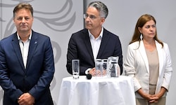 René Apfelknab (FPÖ), Kurt Hohensinner (ÖVP) und Doris Kampus (SPÖ) nach der geschlagenen ...