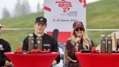 Die zweifache Big-Air-Olympiasiegerin Anna Gasser (r.) war am Montag beim Kickoff-Event – exakt ...