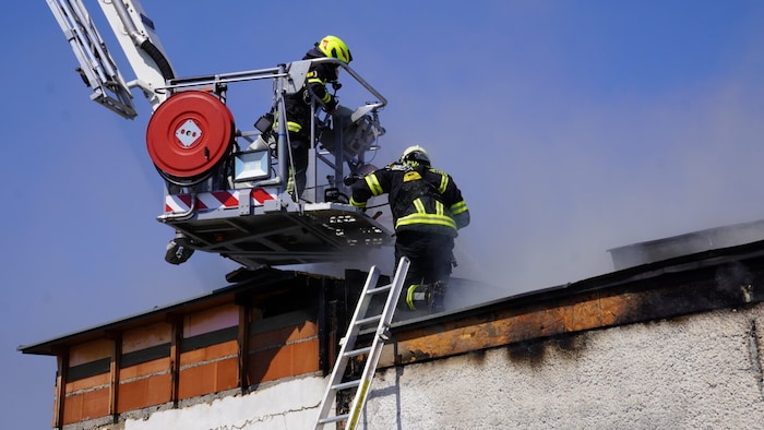 Der Brand wurde von allen Seiten bekämpft, um Schlimmeres zu verhindern.