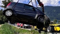 Das Fahrzeug wurde von einem Bergeunternehmen aus dem Bach gehoben.