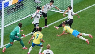 Japan verhindert Tor in Slapstick-Manier.