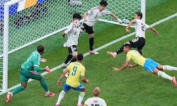 Japan verhindert Tor in Slapstick-Manier.