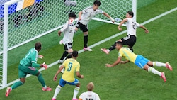 Japan verhindert Tor in Slapstick-Manier.