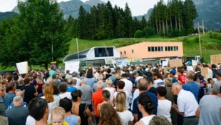 Knapp 500 Menschen kamen zur Kundgebung. Sie alle forderten das Gleiche: „Rettet den Karkogel!“