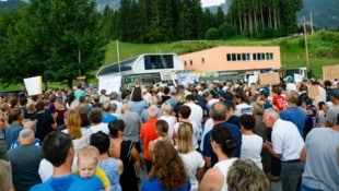 Knapp 500 Menschen kamen zur Kundgebung. Sie alle forderten das Gleiche: „Rettet den Karkogel!“