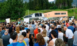 Knapp 500 Menschen kamen zur Kundgebung. Sie alle forderten das Gleiche: „Rettet den Karkogel!“