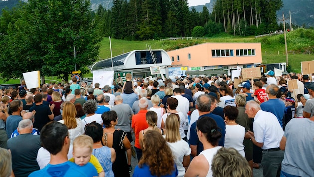 Knapp 500 Menschen kamen zur Kundgebung. Sie alle forderten das Gleiche: „Rettet den Karkogel!“
