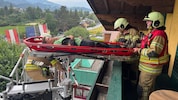 Per Drehleiter ging es für die Gäste in der Trage nach unten.