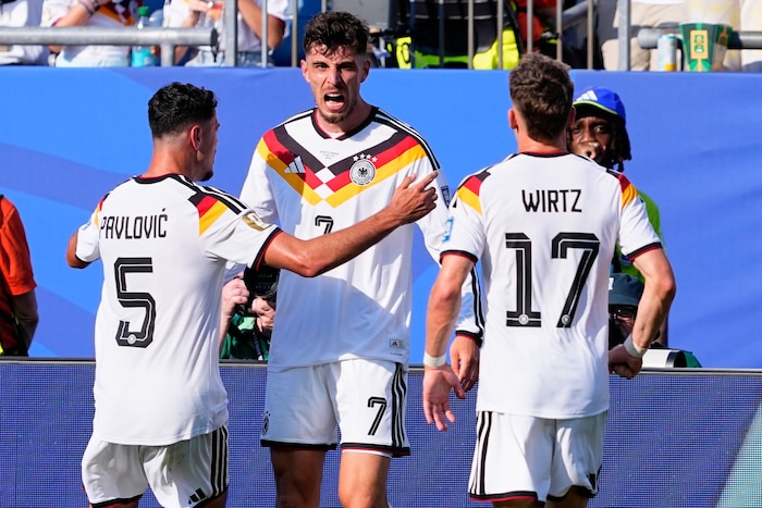 Kai Havertz in der Mitte der deutschen Jubeltraube