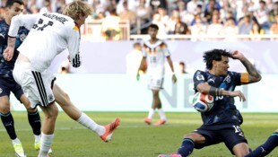 Die Aufregerszene: Deutschlands Nick Woltemade (li.) schießt Paraguays Diego Gomez an. War das ...