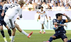 Die Aufregerszene: Deutschlands Nick Woltemade (li.) schießt Paraguays Diego Gomez an. War das ...