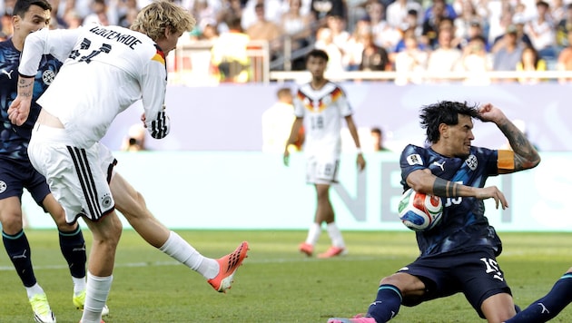 Die Aufregerszene: Deutschlands Nick Woltemade (li.) schießt Paraguays Diego Gomez an. War das ...