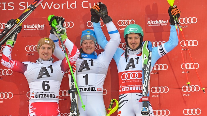Das Siegerpodest im Kitzbühel-Slalom 2015: Matthias Hargin (mi.), Marcel Hirscher (li.) und ...