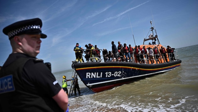 Schutzsuchende erreichen das Königreich meist mit einem Boot.