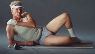 Will Ferrell posiert als sein Alter-Ego Lonnie Hawkins in Schlüpfern von Kim Kardashians Marke ...