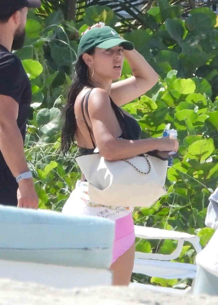 Praktischer Sonnenschutz: Gegen die intensive Florida-Sonne setzt Georgina auf eine grüne ...