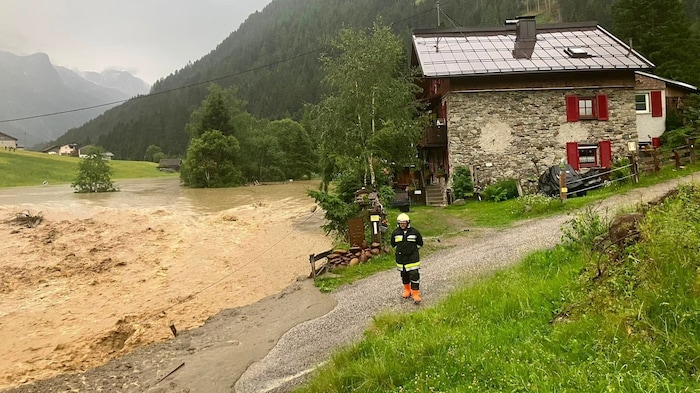 Zwei Häuser wurden von einer Mure knapp verfehlt.
