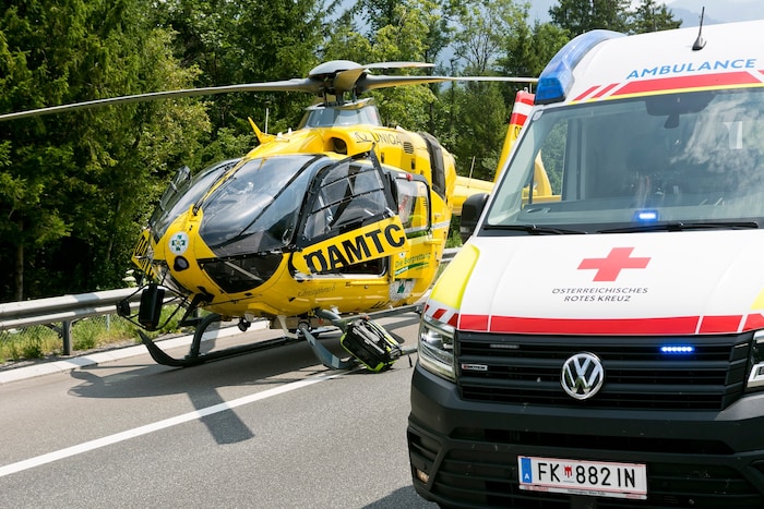 Die drei verletzten Frauen wurden mit dem Rettungsauto bzw. dem Notarzthubschrauber in die ...