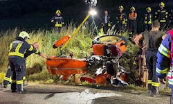 Die beiden Verletzten mussten aus dem Traktorwrack geborgen werden und wurden mit ...