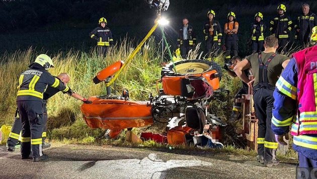 Die beiden Verletzten mussten aus dem Traktorwrack geborgen werden und wurden mit ...