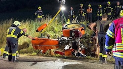 Die beiden Verletzten mussten aus dem Traktorwrack geborgen werden und wurden mit ...